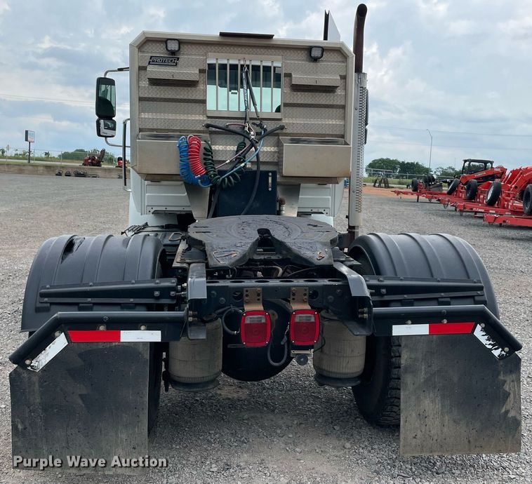 image for item NB9075 2013 International  DuraStar 4400 semi truck