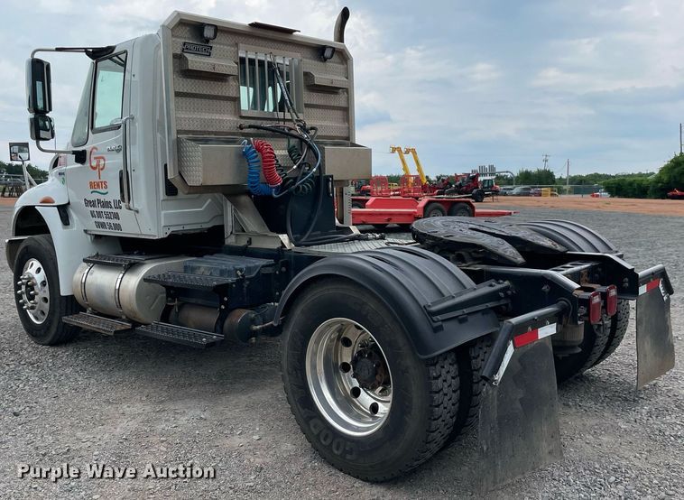 image for item NB9075 2013 International  DuraStar 4400 semi truck