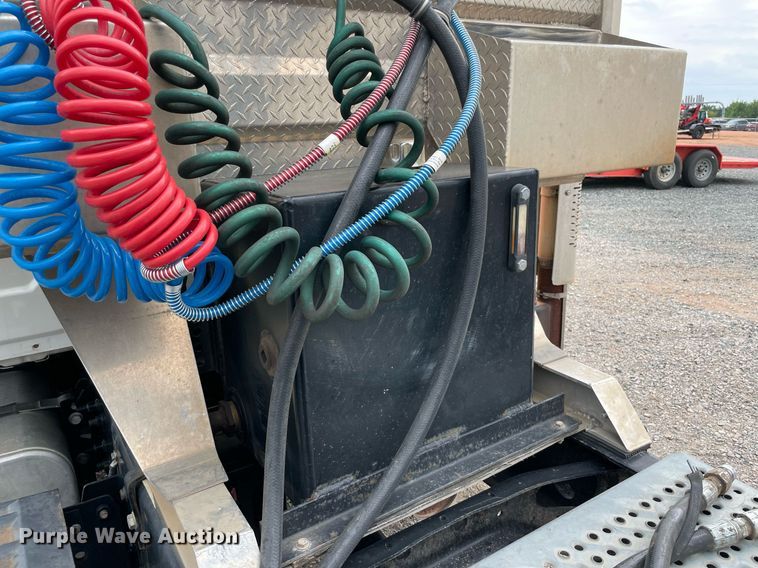 image for item NB9075 2013 International  DuraStar 4400 semi truck