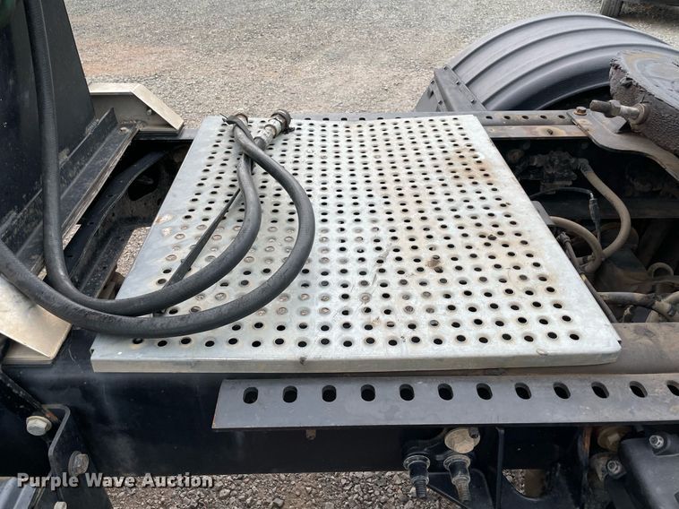 image for item NB9075 2013 International  DuraStar 4400 semi truck