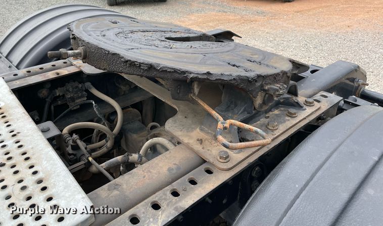 image for item NB9075 2013 International  DuraStar 4400 semi truck