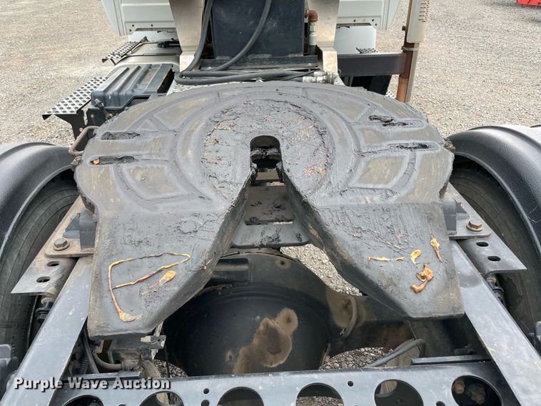 image for item NB9075 2013 International  DuraStar 4400 semi truck