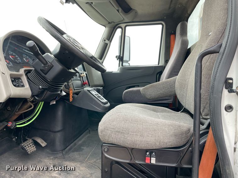 image for item NB9075 2013 International  DuraStar 4400 semi truck