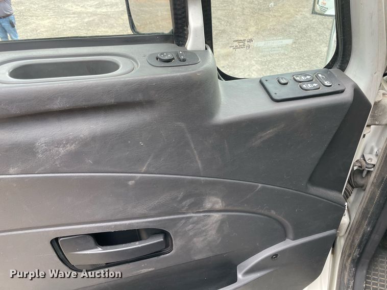 image for item NB9075 2013 International  DuraStar 4400 semi truck