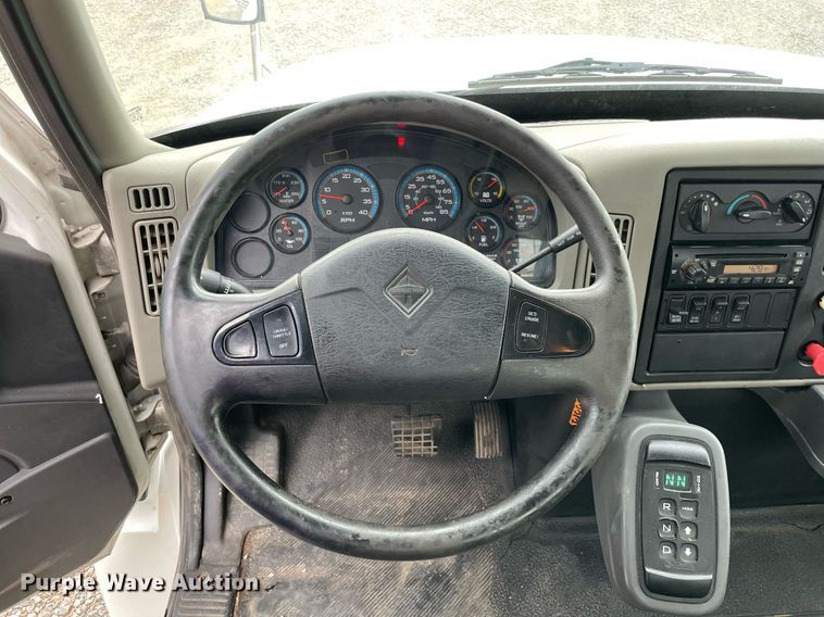 image for item NB9075 2013 International  DuraStar 4400 semi truck