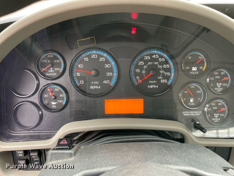 image for item NB9075 2013 International  DuraStar 4400 semi truck