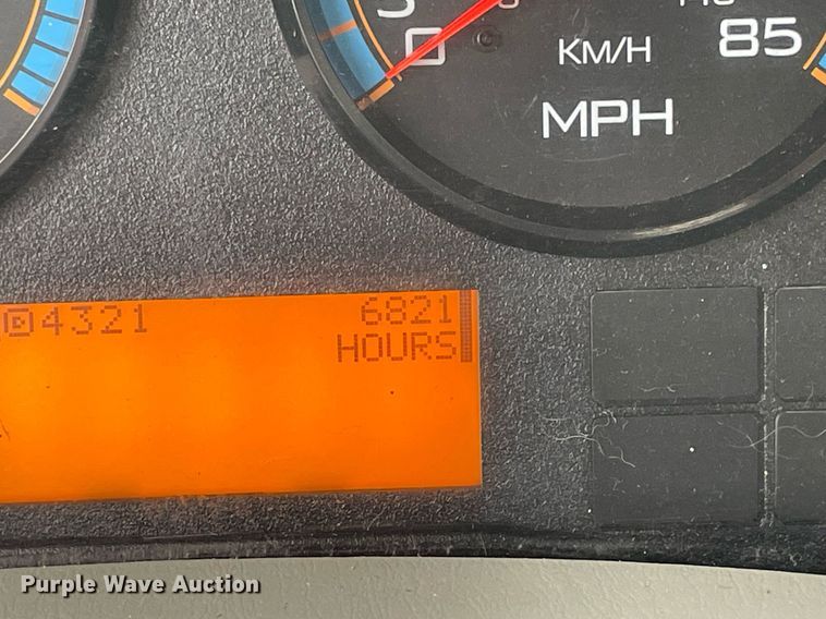 image for item NB9075 2013 International  DuraStar 4400 semi truck