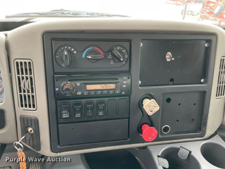 image for item NB9075 2013 International  DuraStar 4400 semi truck