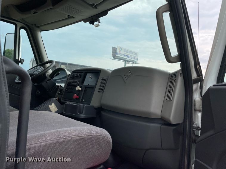 image for item NB9075 2013 International  DuraStar 4400 semi truck