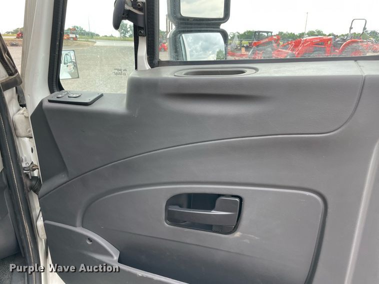 image for item NB9075 2013 International  DuraStar 4400 semi truck