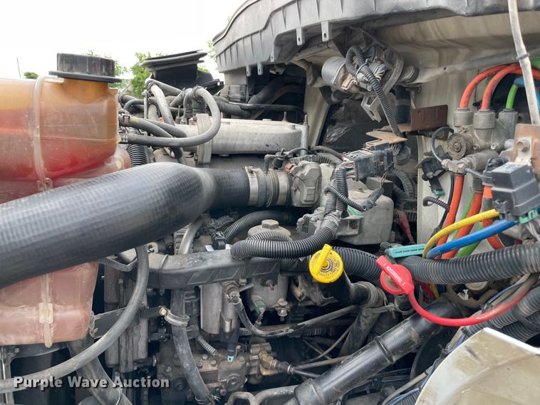 image for item NB9075 2013 International  DuraStar 4400 semi truck