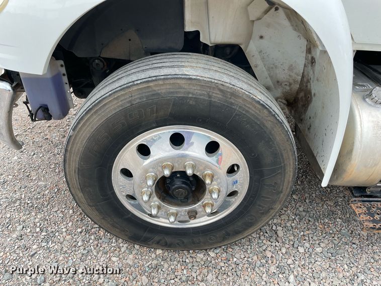 image for item NB9075 2013 International  DuraStar 4400 semi truck