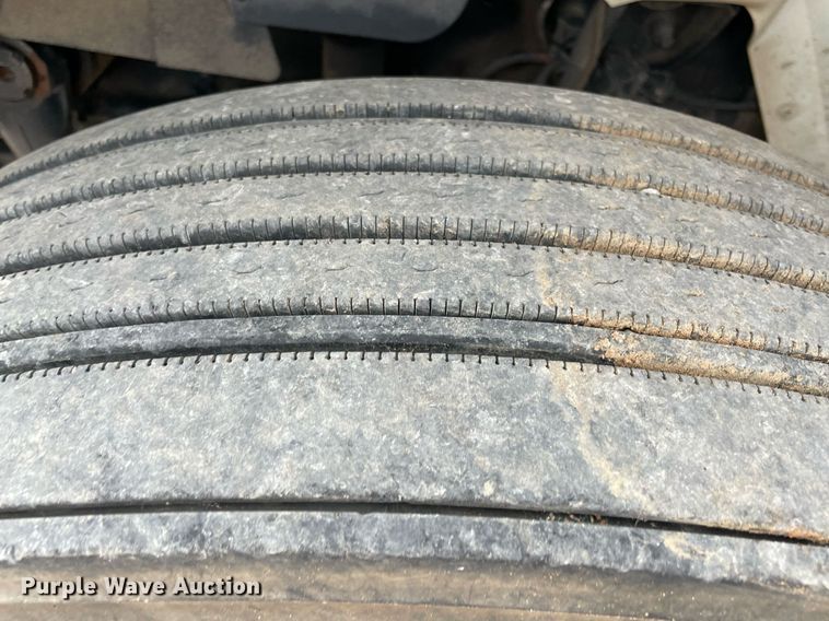 image for item NB9075 2013 International  DuraStar 4400 semi truck