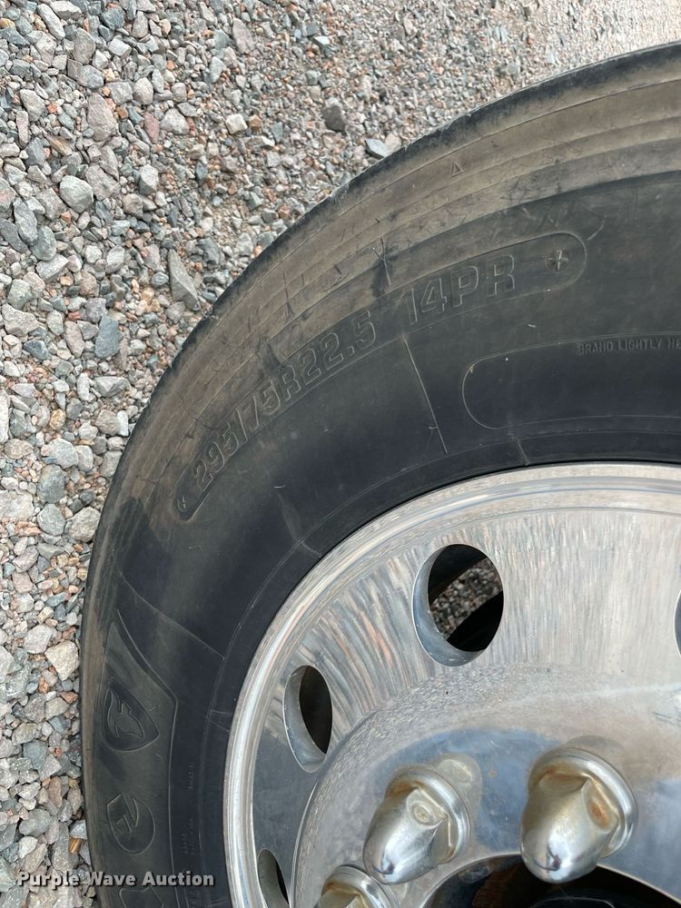 image for item NB9075 2013 International  DuraStar 4400 semi truck