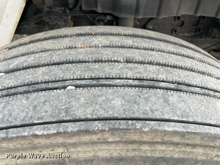 image for item NB9075 2013 International  DuraStar 4400 semi truck