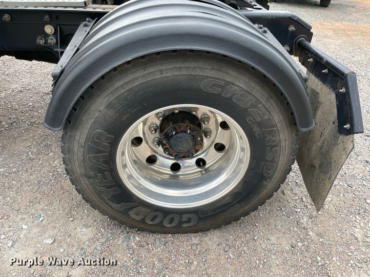 image for item NB9075 2013 International  DuraStar 4400 semi truck