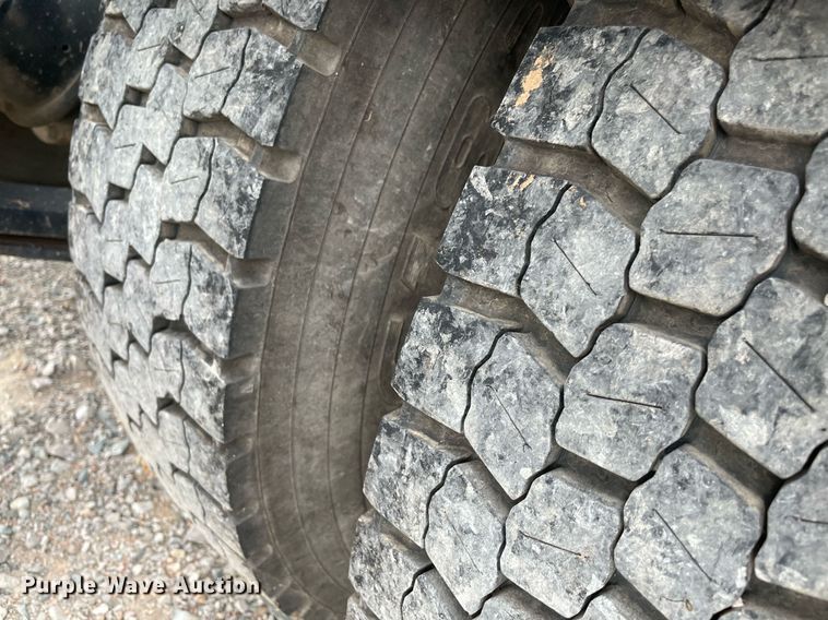 image for item NB9075 2013 International  DuraStar 4400 semi truck