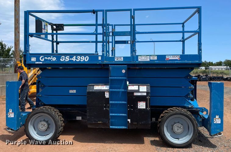 image for item NT9470 2014 Genie GS-4390 scissor lift