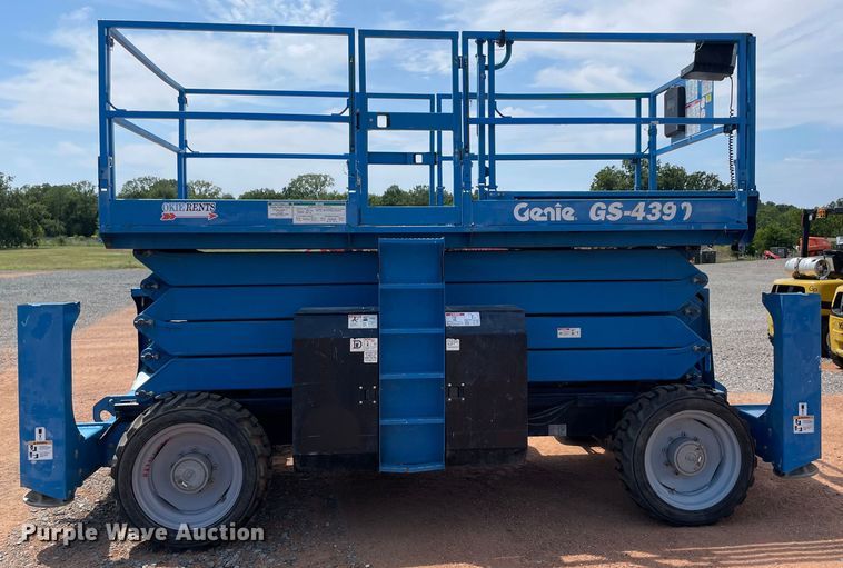 image for item NT9470 2014 Genie GS-4390 scissor lift