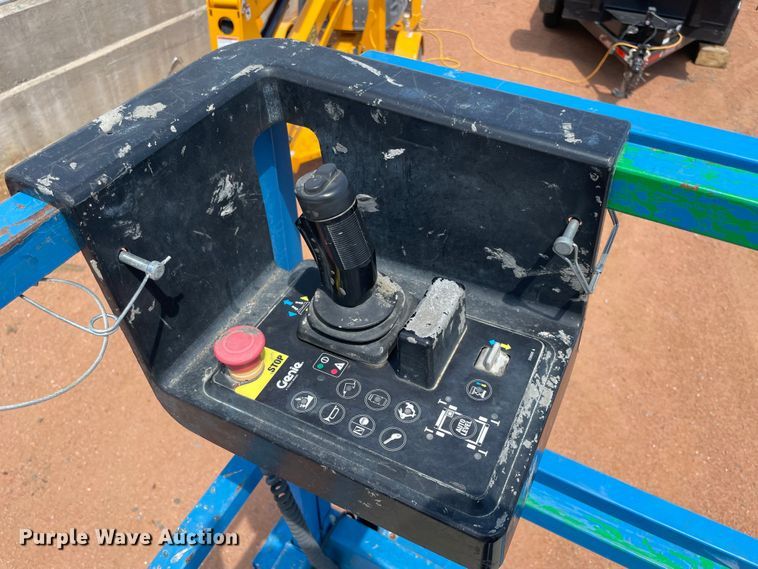 image for item NT9470 2014 Genie GS-4390 scissor lift