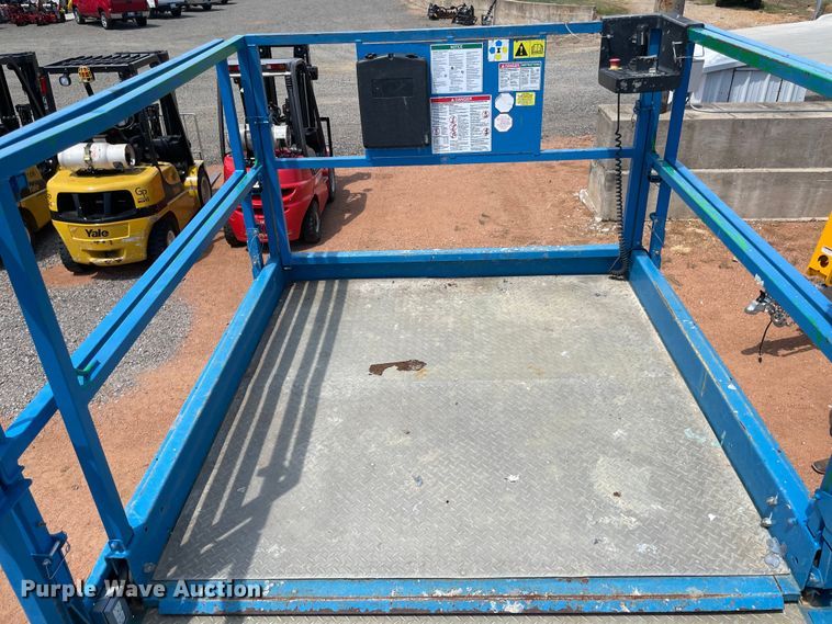 image for item NT9470 2014 Genie GS-4390 scissor lift