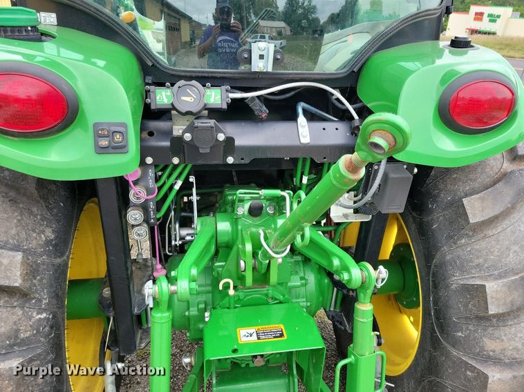 image for item DA7245 2018 John Deere 4052R  MFWD tractor