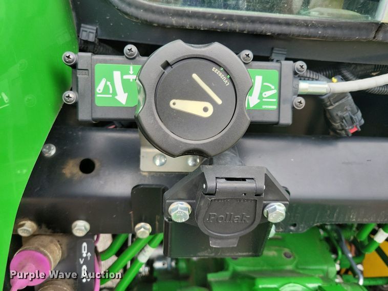 image for item DA7245 2018 John Deere 4052R  MFWD tractor