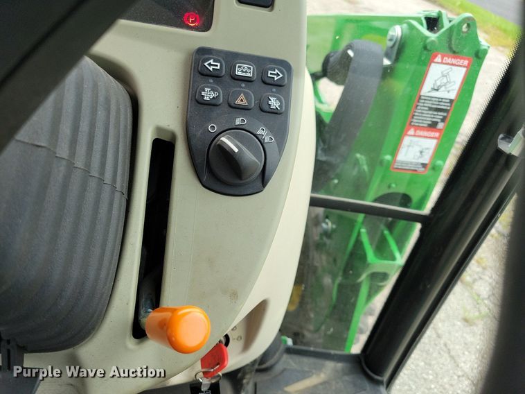 image for item DA7245 2018 John Deere 4052R  MFWD tractor