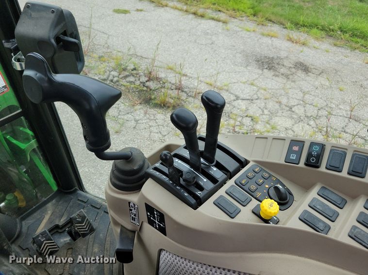 image for item DA7245 2018 John Deere 4052R  MFWD tractor