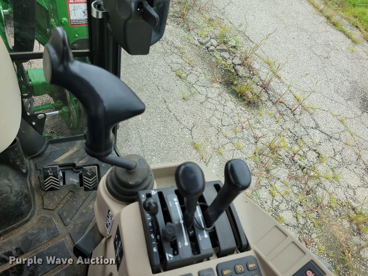 image for item DA7245 2018 John Deere 4052R  MFWD tractor