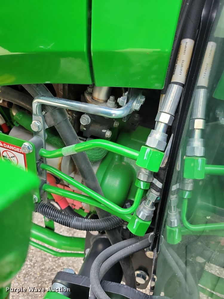 image for item DA7245 2018 John Deere 4052R  MFWD tractor