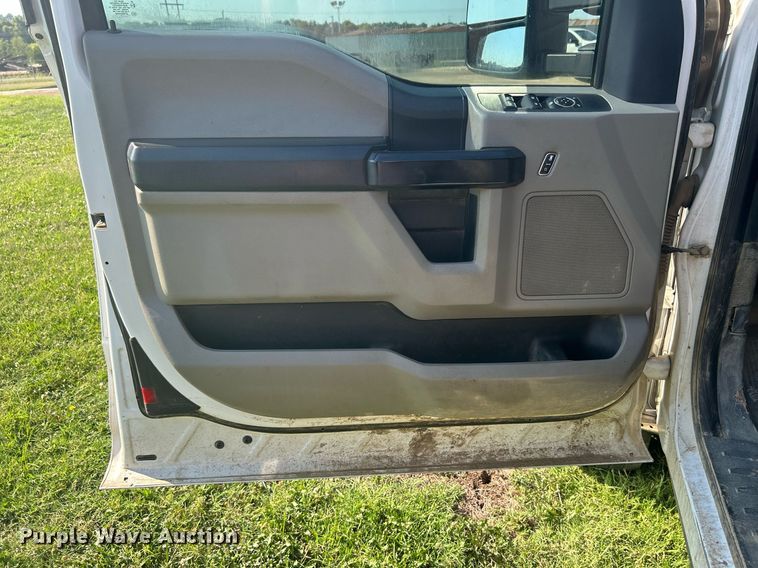 image for item DI7931 2017 Ford F550  SuperCab truck cab and chassis