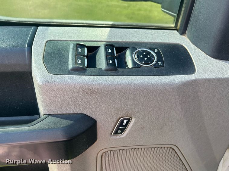 image for item DI7931 2017 Ford F550  SuperCab truck cab and chassis