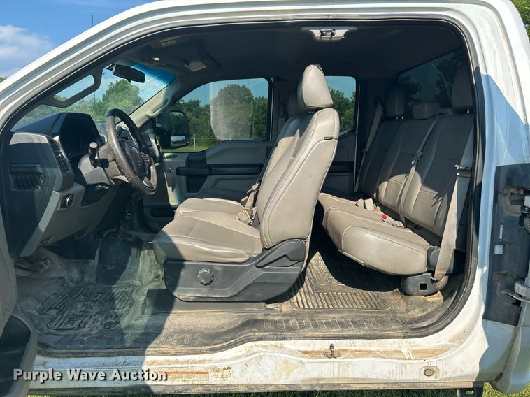 image for item DI7931 2017 Ford F550  SuperCab truck cab and chassis