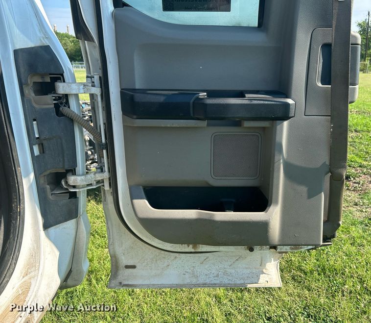 image for item DI7931 2017 Ford F550  SuperCab truck cab and chassis