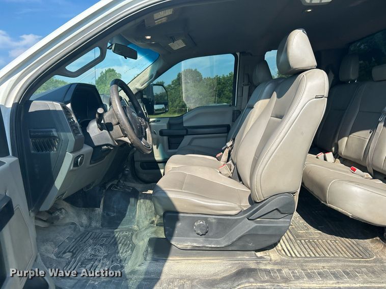 image for item DI7931 2017 Ford F550  SuperCab truck cab and chassis