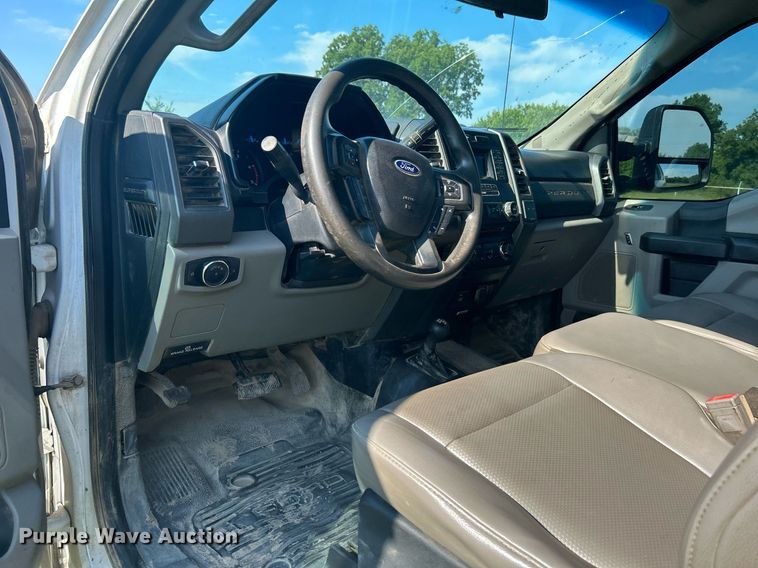 image for item DI7931 2017 Ford F550  SuperCab truck cab and chassis