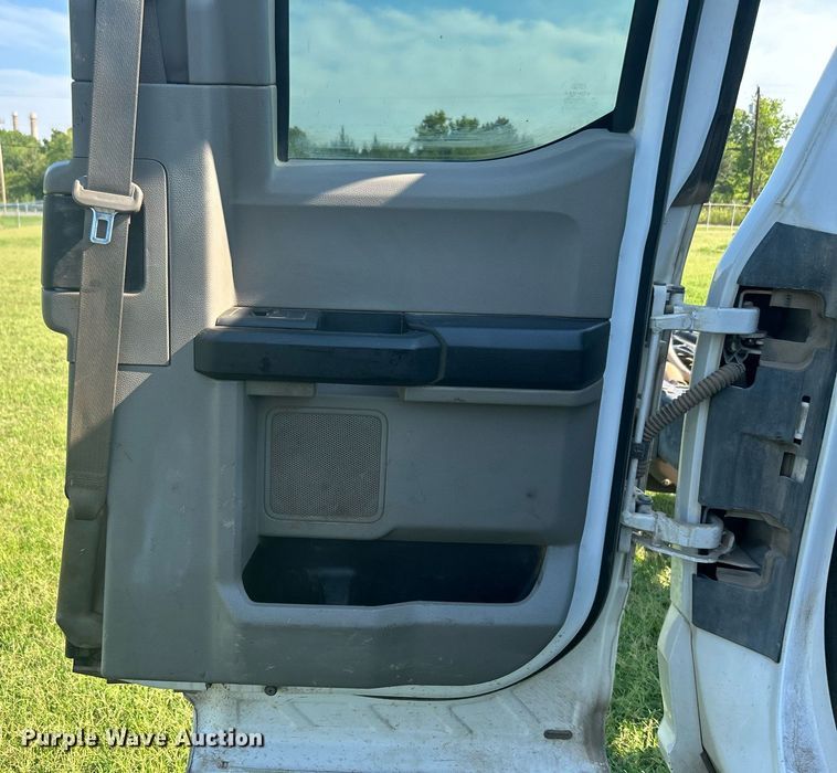 image for item DI7931 2017 Ford F550  SuperCab truck cab and chassis