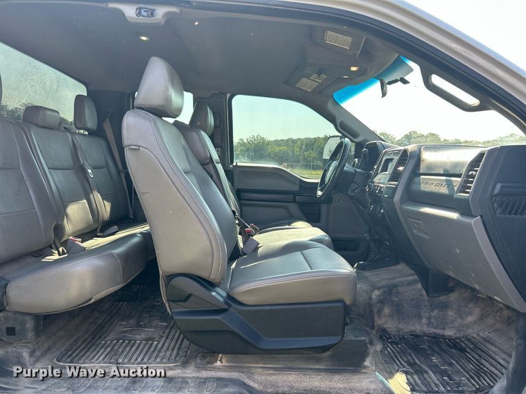 image for item DI7931 2017 Ford F550  SuperCab truck cab and chassis