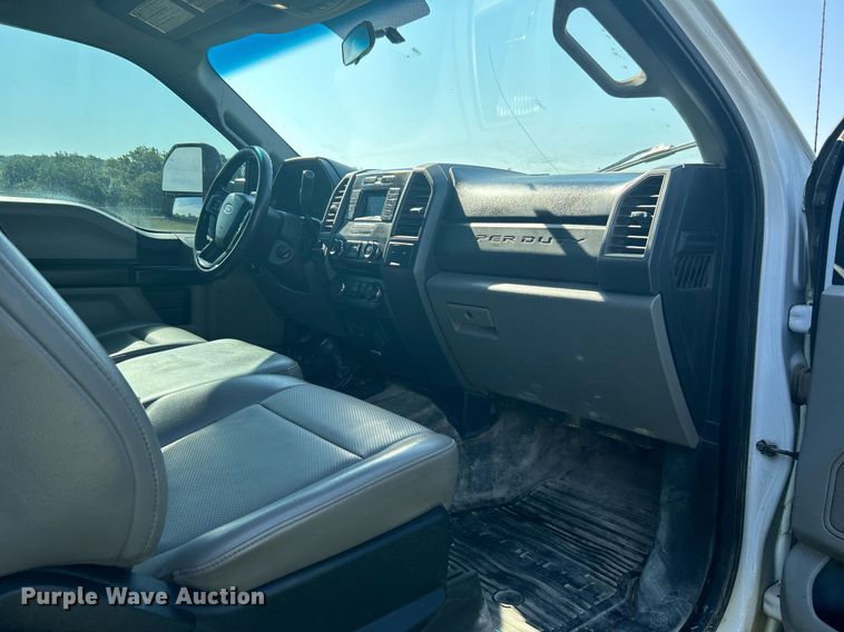 image for item DI7931 2017 Ford F550  SuperCab truck cab and chassis