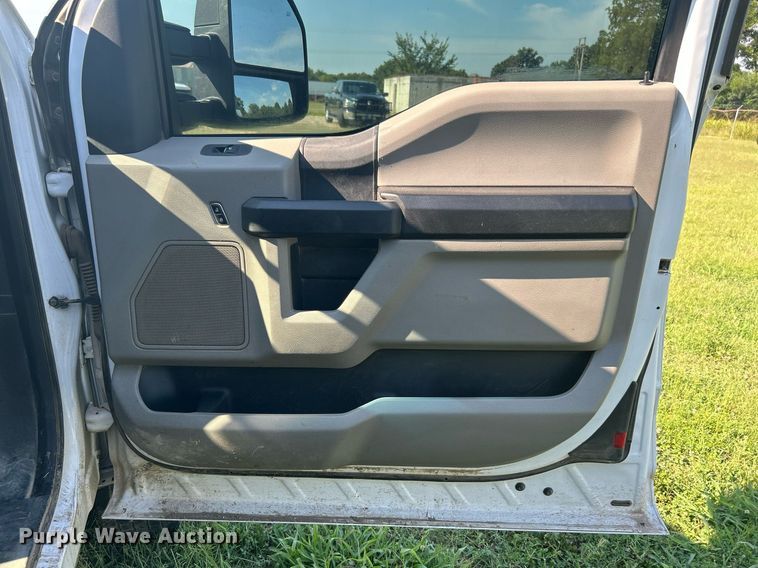 image for item DI7931 2017 Ford F550  SuperCab truck cab and chassis