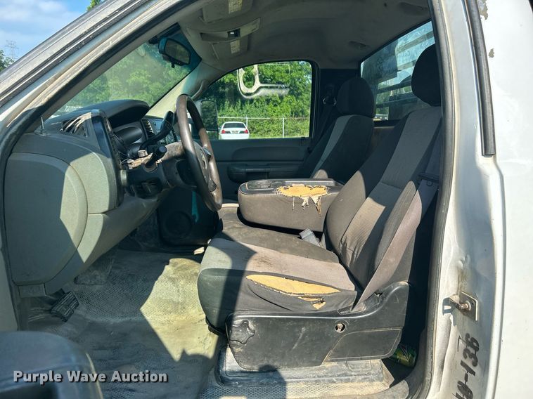 image for item DI7932 2009 Chevrolet Silverado 3500 HD  flatbed pickup truck