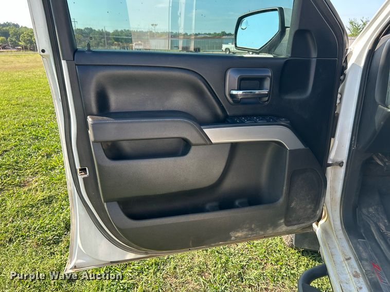 image for item DI7933 2017 Chevrolet Silverado 1500  Crew Cab pickup truck