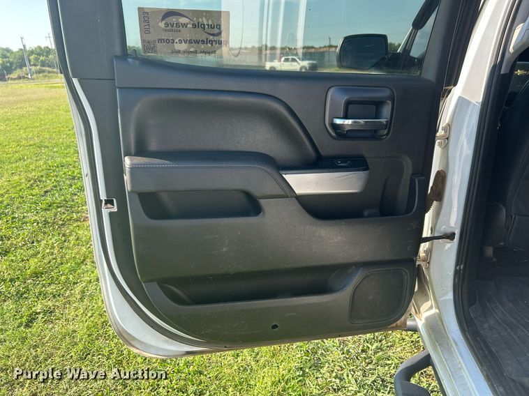 image for item DI7933 2017 Chevrolet Silverado 1500  Crew Cab pickup truck