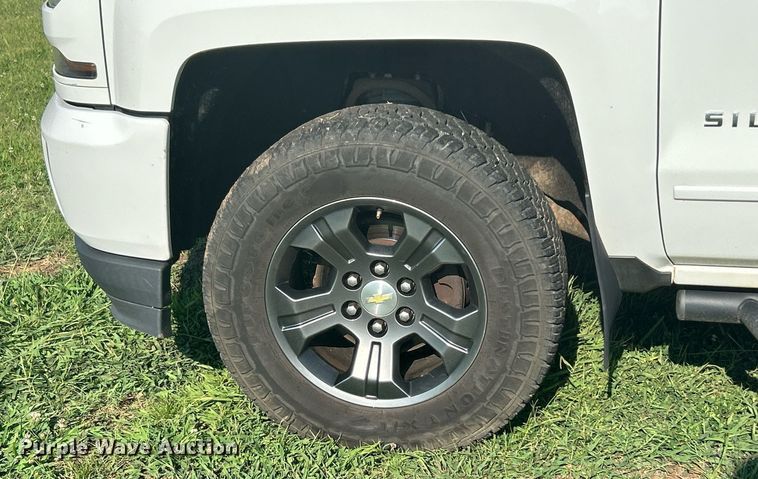 image for item DI7933 2017 Chevrolet Silverado 1500  Crew Cab pickup truck