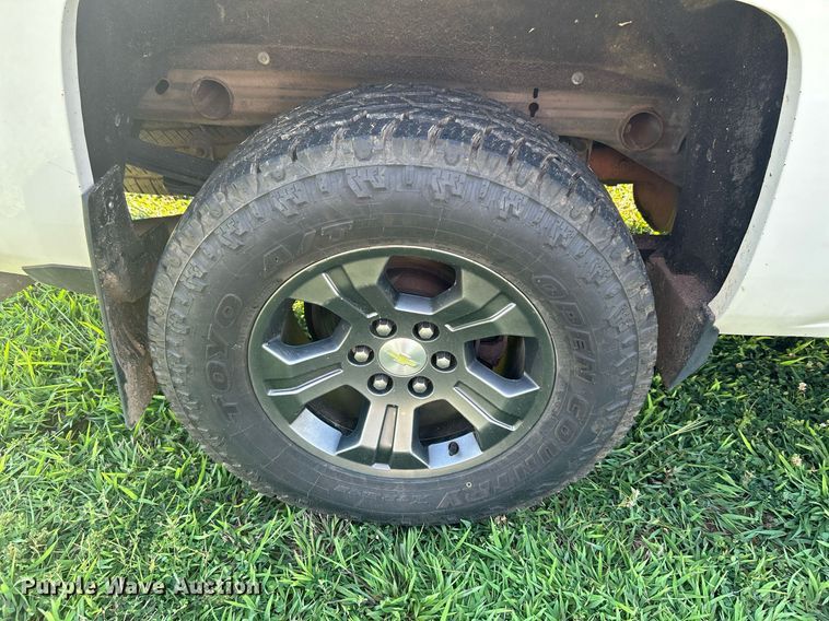 image for item DI7933 2017 Chevrolet Silverado 1500  Crew Cab pickup truck