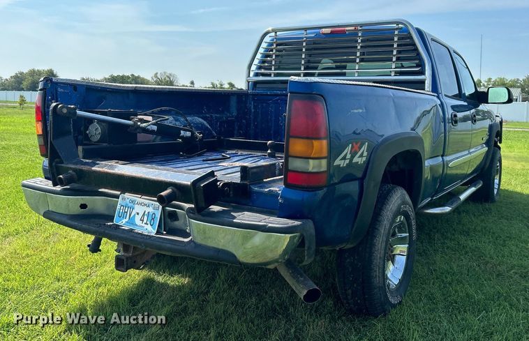 image for item DI7941 2004 GMC Sierra 2500HD  Crew Cab pickup truck