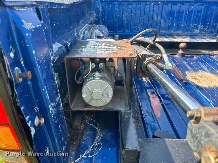 image for item DI7941 2004 GMC Sierra 2500HD  Crew Cab pickup truck