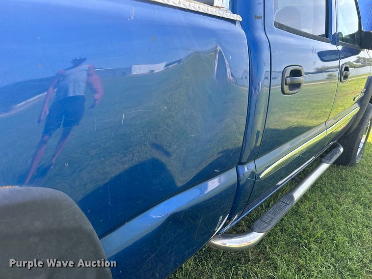 image for item DI7941 2004 GMC Sierra 2500HD  Crew Cab pickup truck