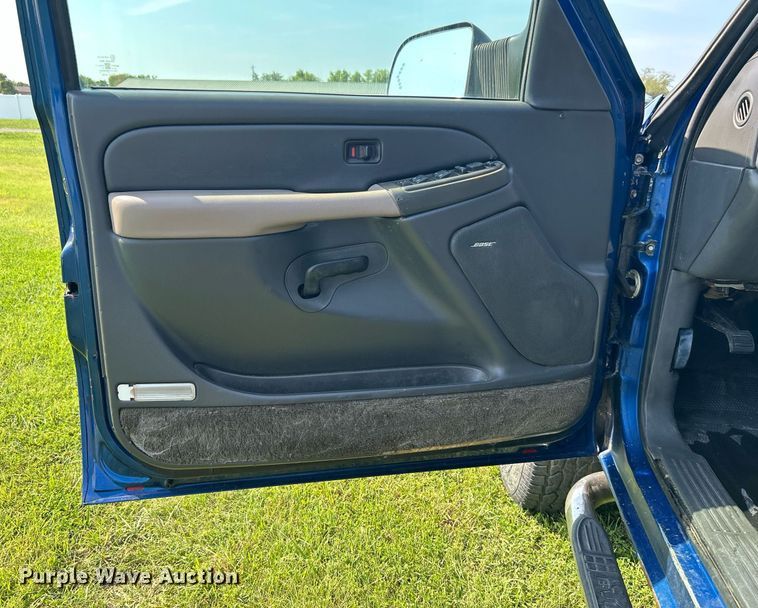 image for item DI7941 2004 GMC Sierra 2500HD  Crew Cab pickup truck